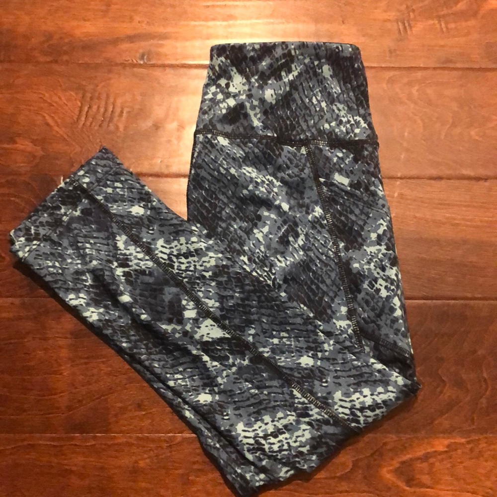 NWOT Snake Skin Print Cropped Yoga Pants